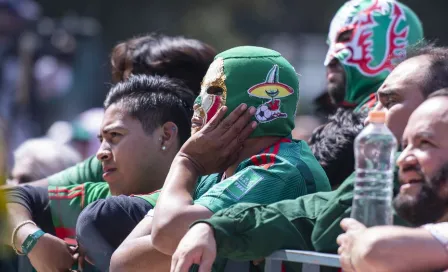 Aficionados de la Selección Nacional hacen show de Lucha Libre en Metro de Qatar