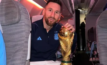 Messi: Posó con la Copa del Mundo rumbo a su regreso a Argentina