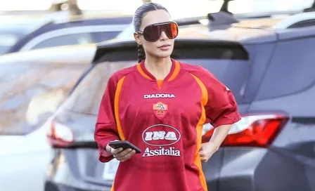 Kim Kardashian sorprendió portando jersey ‘vintage’ de Roma FC