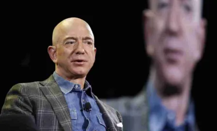 Jeff Bezos, fundador de Amazon, busca comprar a Commanders