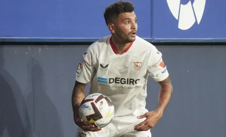 'Tecatito' Corona se resiente de su lesión y abandona entrenamiento del Sevilla