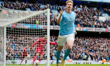 Manchester goleó al Liverpool y asecha el liderato de la Premier League