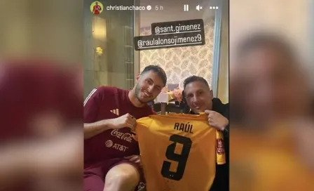 Raúl Jiménez le mandó un jersey suyo de los Wolves a 'Chaco' y a 'Chaquito', puro compañerismo