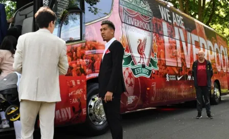 Roberto Firmino se pasea junto a familiares, compañeros y amigos en el camión del Liverpool