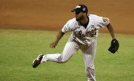 Yoimer Camacho lanza juego sin hit ni carrera con los Pericos del Puebla