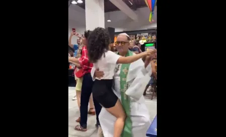 ¡Sacó los prohibidos! Tunden a cura por bailar 'sensual' con una mujer