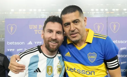 Messi es ovacionado en la despedida de Riquelme con el Boca Juniors