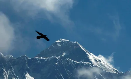 Helicóptero con turistas mexicanos se estrella cerca del Everest y deja al menos seis muertos