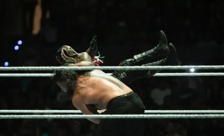 WWE en México: Roman Reings venció a Rey Misterio y retiene el Campeonato Universal Indiscutido