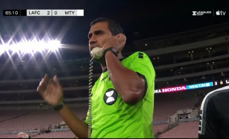 VAR usa teléfono del siglo pasado en el LAFC vs Rayados y desata las burlas en redes sociales