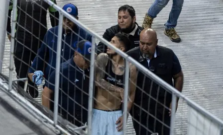 Carlos Salcedo explica por qué discutió con un aficionado en el Cruz Azul vs Santos Laguna