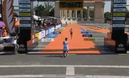 ¡Final inesperado! Pareja se compromete al terminar los 35km en el Mundial de Atletismo