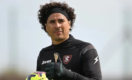 Guillermo Ochoa fue sorprendido con su propia pizza en Italia