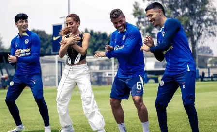 ¡Invitada de lujo! Anitta sorprendió a jugadores del América en Coapa y los puso a bailar