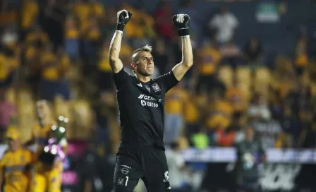 Nahuel Guzmán, el héroe de Tigres en la Campeones Cup, ataja penales y hasta botellas