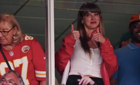 Travis Kelce se ve enamorado y como el 'protector' de Taylor Swift 