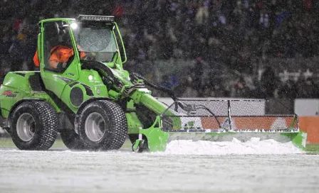 Aficionados lanzan bolas de nieve al portero rival en la Conference League