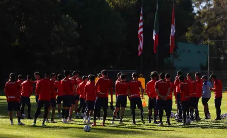 Aficionados 'revientan' a Chivas por instalaciones del equipo