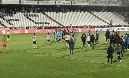 Padre de un jugador en Serie C entra al campo y golpea al arquero rival