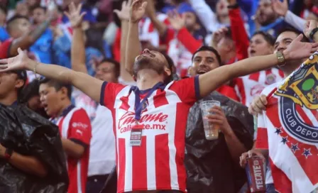 Barra de Chivas prepara colorido en la tribuna de cara al debut ante Santos 