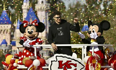 ¡Festejo a lo grande! Patrick Mahomes desfiló con su trofeo de Super Bowl en Disney