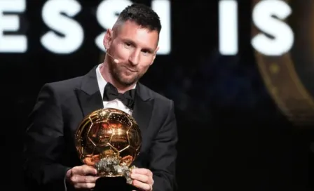 FC Barcelona sorprende a sus aficionados exhibiendo una réplica del octavo Balón de Oro de Messi