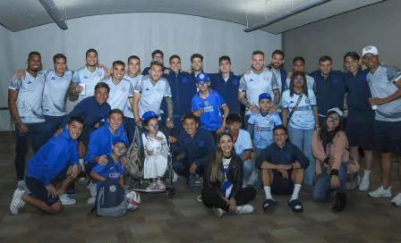 Cruz Azul cumple el sueño de 'Gerita', jugadores y cuerpo técnico conviven con niños con cáncer