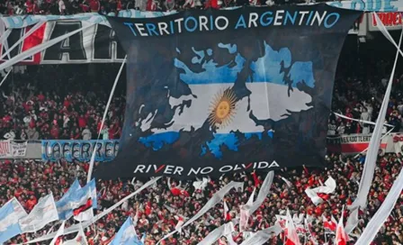 Hinchas de River Plate sacan manta y canticos contra ingleses en memoria de las Islas Malvinas