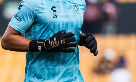 Plantel del Pachuca realiza homenaje a Miguel Calero al salir a la cancha con guantes 