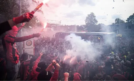 ¡De campeón! La afición del Leverkusen se volcó para recibir al equipo antes de enfrentar al Bremen