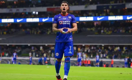 ¡Vaya gesto! Carlos Salcedo regaló dos entradas al estadio a un joven aficionado de Cruz Azul