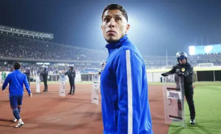 Carlos Salcedo manda su apoyo a Cruz Azul durante el partido ante Rayados