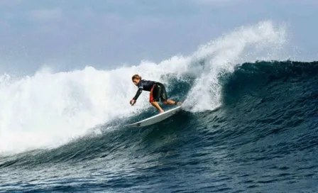 Alan Cleland sorprende con brillante presentación en surf y avanza a segunda ronda