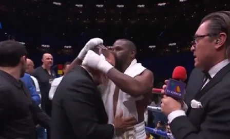 ¡Leyendas del ring! Mayweather Jr. se enfunda en abrazo con Julio César Chávez 