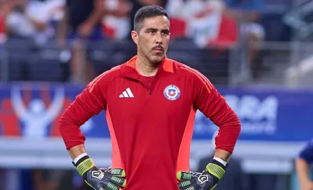 Claudio Bravo, portero chileno, anuncia su retiro del futbol profesional