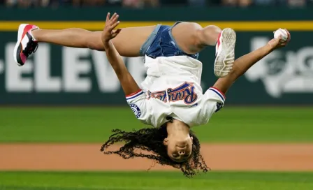 Hezly Rivera se luce con acrobacia en el primer lanzamiento del Rangers vs Yankees