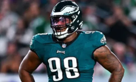 Jalen Carter de los Eagles es amenazado de muerte tras lesionar a Jordan Love en Brasil