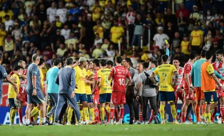 Jugadores de América y Necaxa protagonizan pelea tras el final del partido