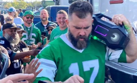 Camarógrafo de Jason Kelce sufre caída previo al encuentro entre Eagles y Browns