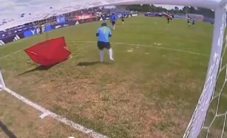 ¡Inédito! Sombrilla cae en medio de partido y lastima al portero en el futbol argentino 