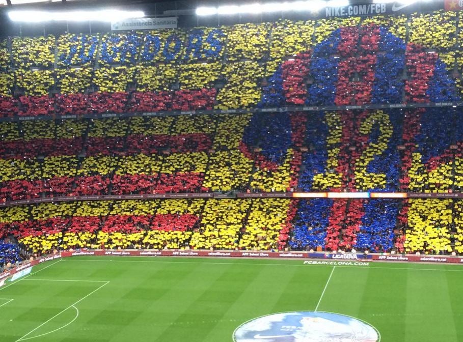 Afición del Barcelona arma increíble mosaico en Camp Nou