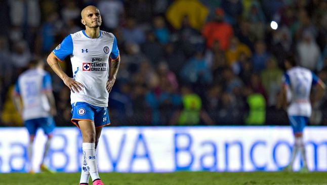 Fabio Santos, en un duelo con Cruz Azul