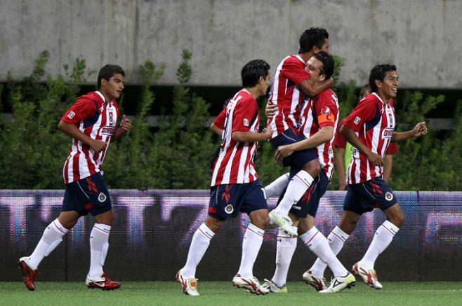 Jugadores de Chivas festejan un gol contra Pachuca