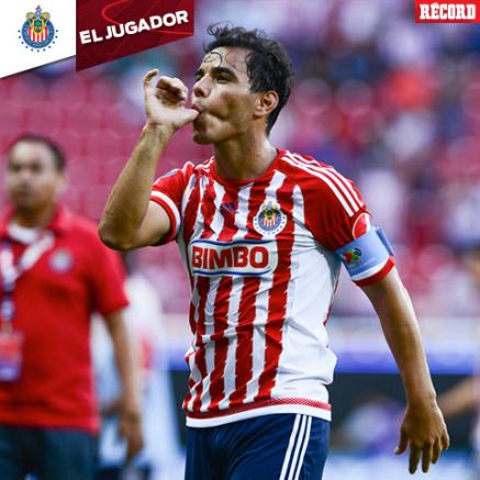 Omar Bravo festeja al término del partido contra Chiapas