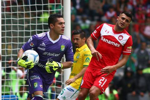 Martínez sale con el balón