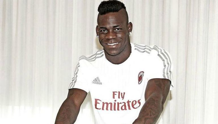 Balotelli presentando con el Milan