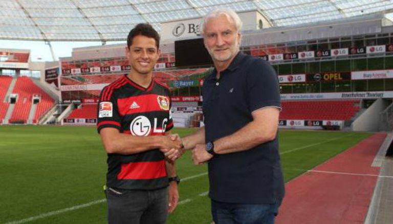 Chicharito con la camiseta del Bayer Leverkusen