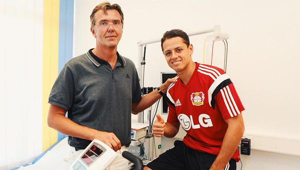 Chicharito hace exámenes médicos con el cuadro germano