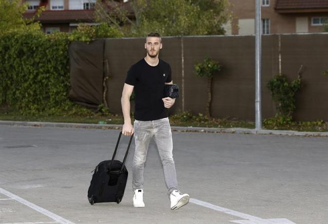 De Gea camina con maleta en mano