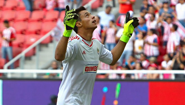 Rodríguez apunta al cielo durante un partido de Chivas